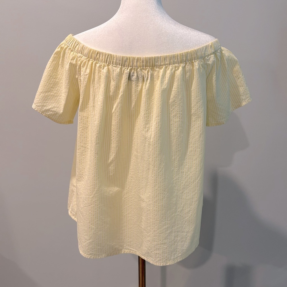 Abercrombie pale yellow seersucker off the shoulder top. Size small. - Picture 2 of 5